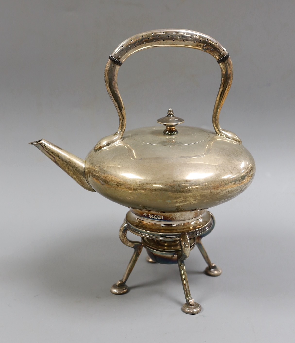 A late Victorian silver tea kettle, on stand with burner, Edward Hutton, London, 1880, height 25.2cm, gross weight, 27.3oz.